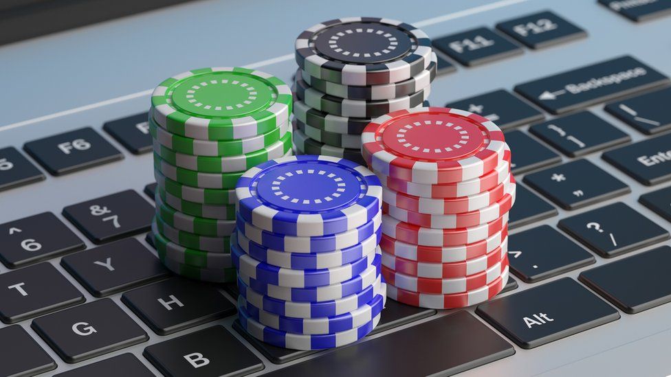 Are there any strategies for playing online casino games?