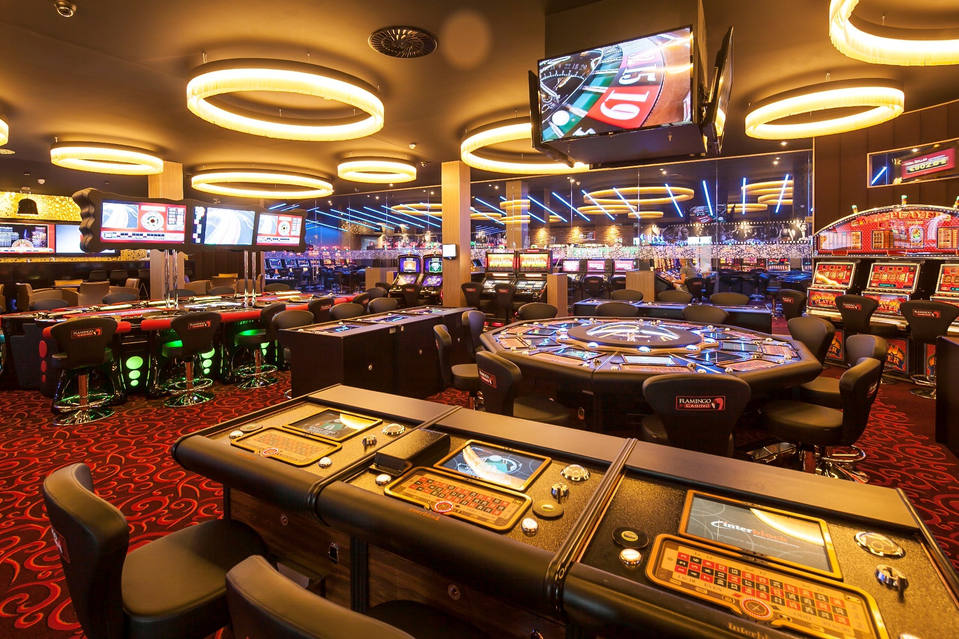 What are the advantages of playing at a live online casino?